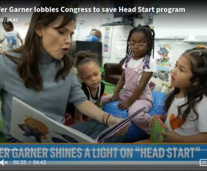 Jennifer Garner reads to children