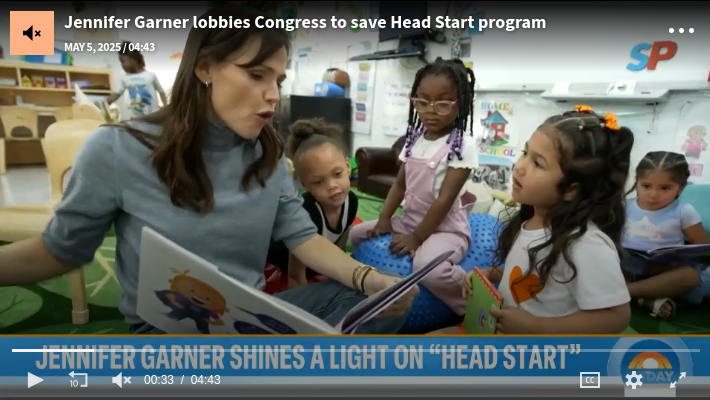 Jennifer Garner reads to children